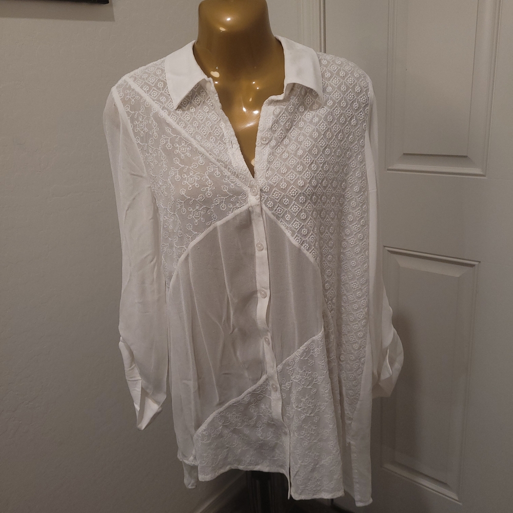 CHICO'S Blouse Womens 0=SZ 4 White Embroidered Mix Button Slant Hem